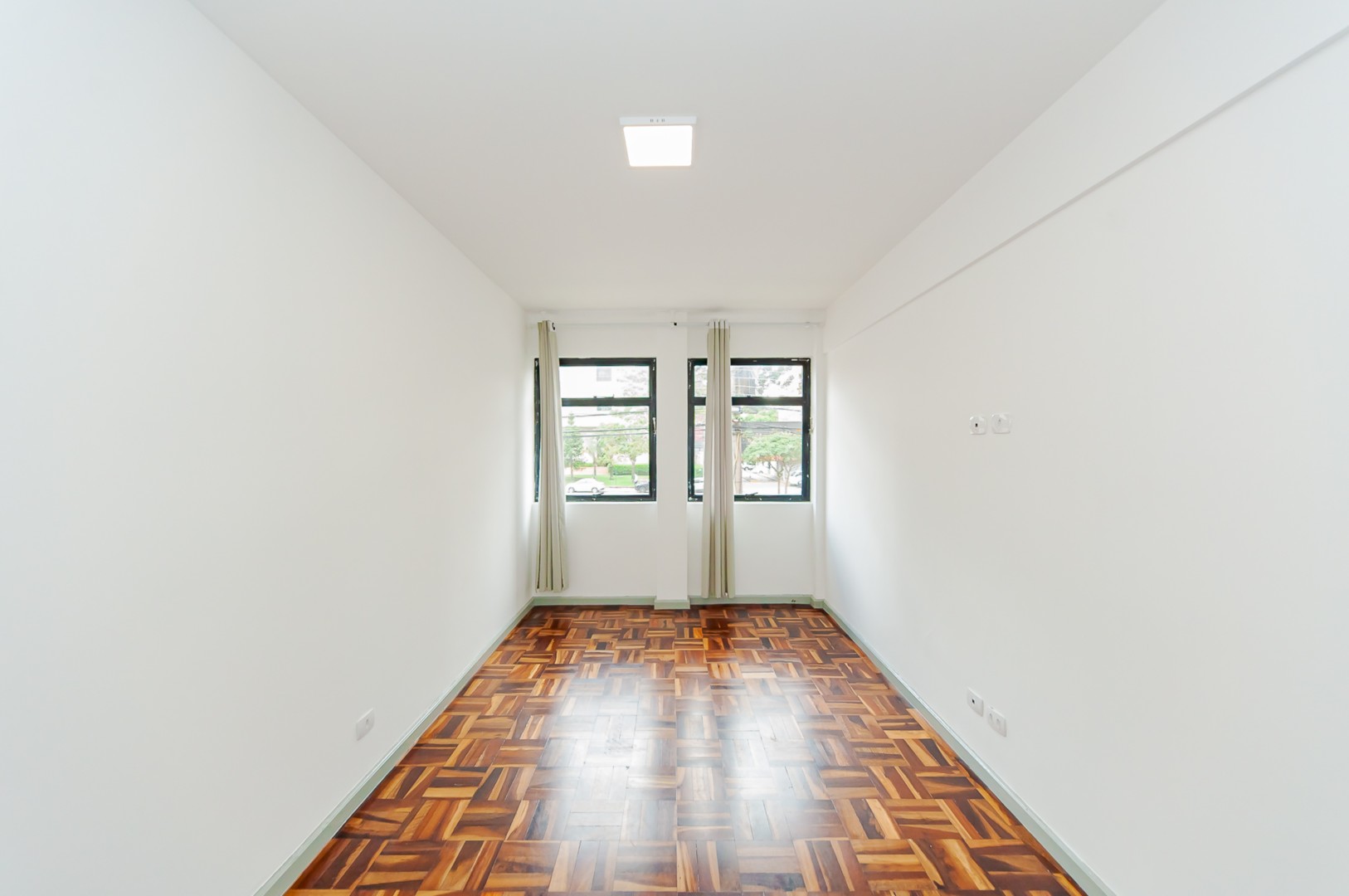 Apartamento para locacao no Centro Civico em Curitiba com 95m² por R$ 2.375,00