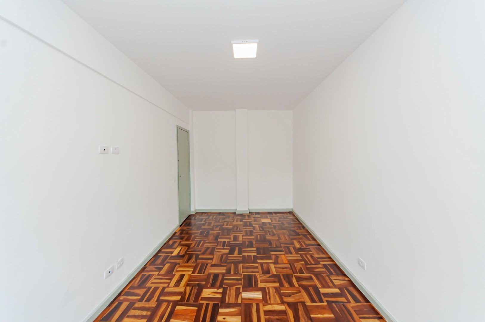 Apartamento para locacao no Centro Civico em Curitiba com 95m² por R$ 2.375,00