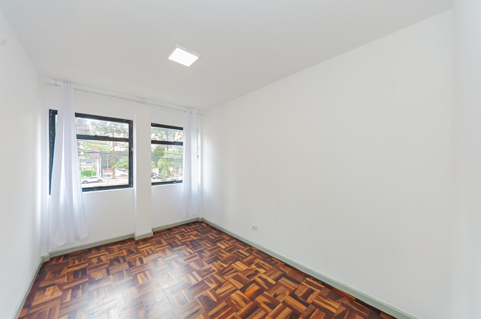 Apartamento para locacao no Centro Civico em Curitiba com 95m² por R$ 2.375,00