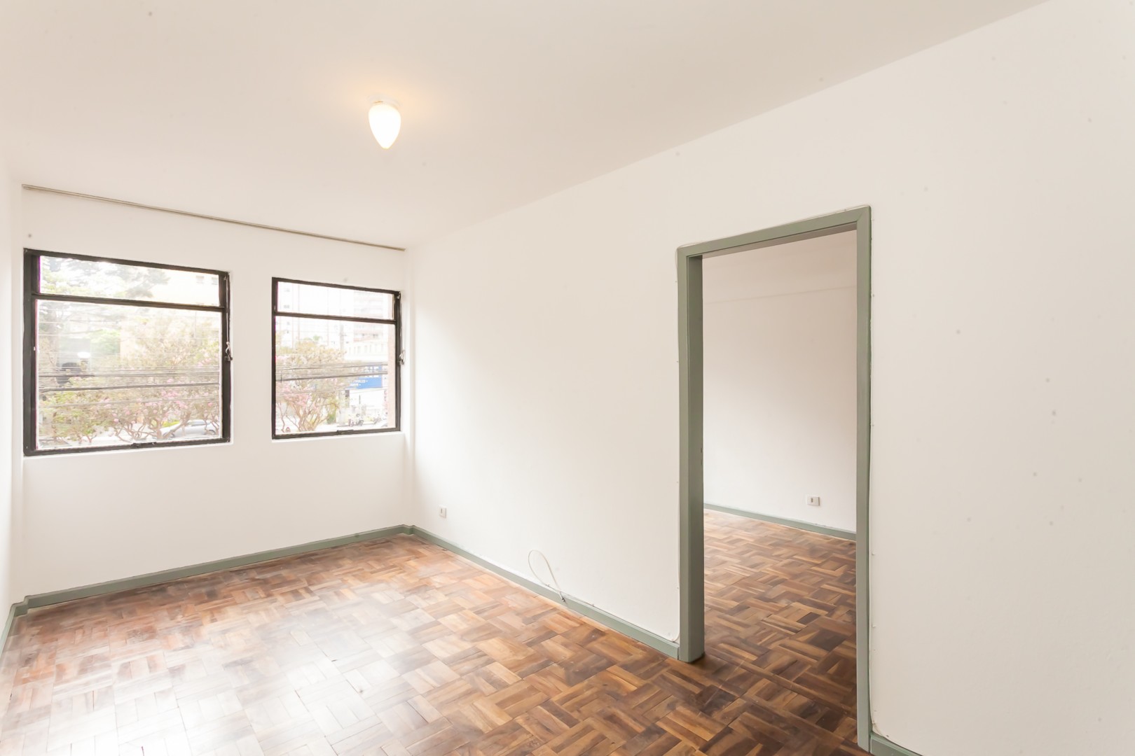 Apartamento para locacao no Centro Civico em Curitiba com 54,7m² por R$ 2.000,00