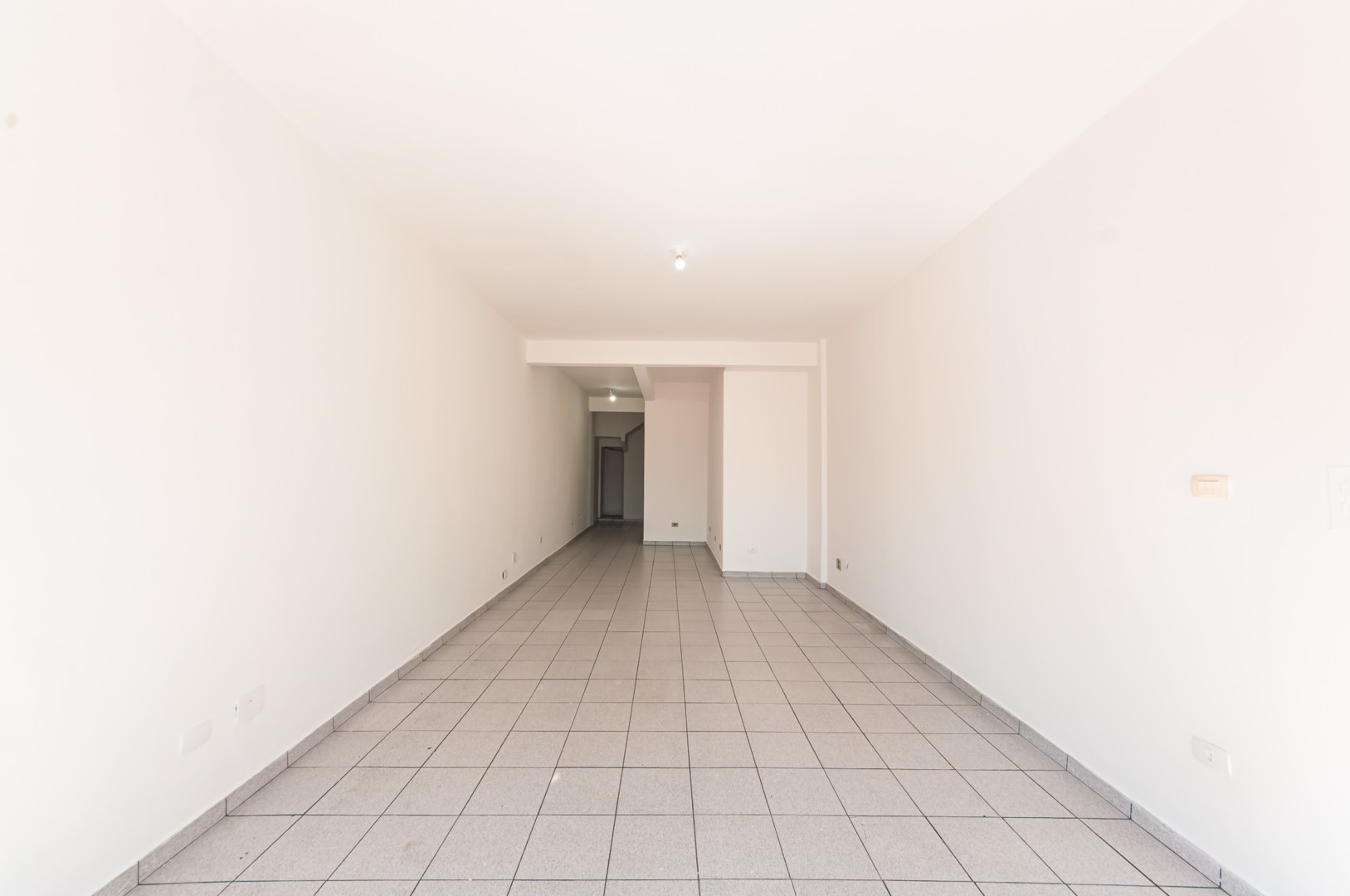 Loja para locacao no Ahu em Curitiba com 30m² por R$ 2.125,00