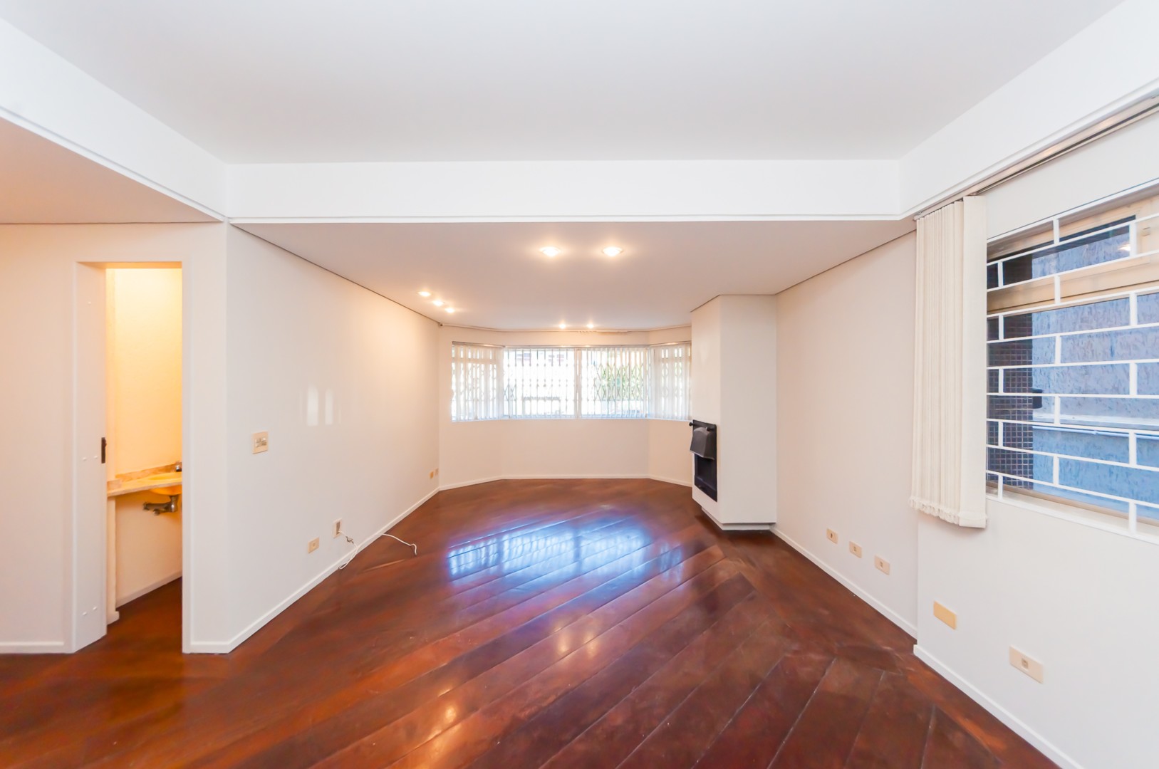Apartamento para locacao no Juveve em Curitiba com 179,99m² por R$ 3.375,00