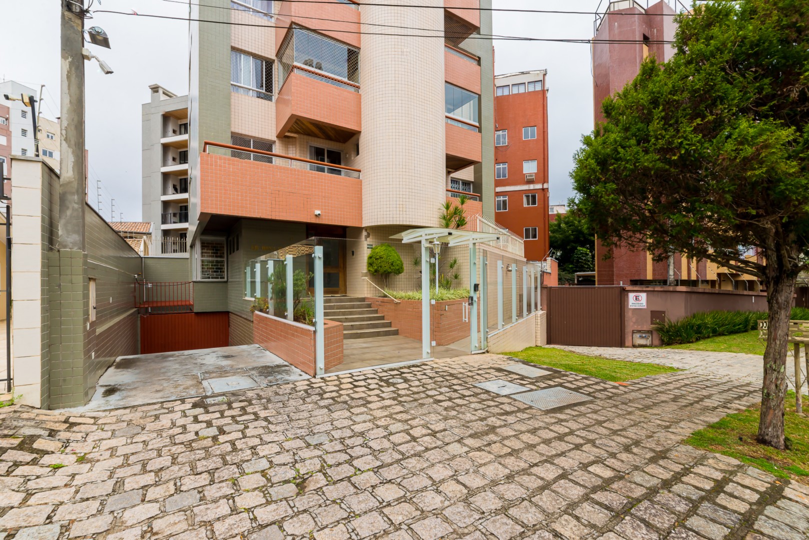 Apartamento para locacao no Juveve em Curitiba com 170m² por R$ 3.375,00