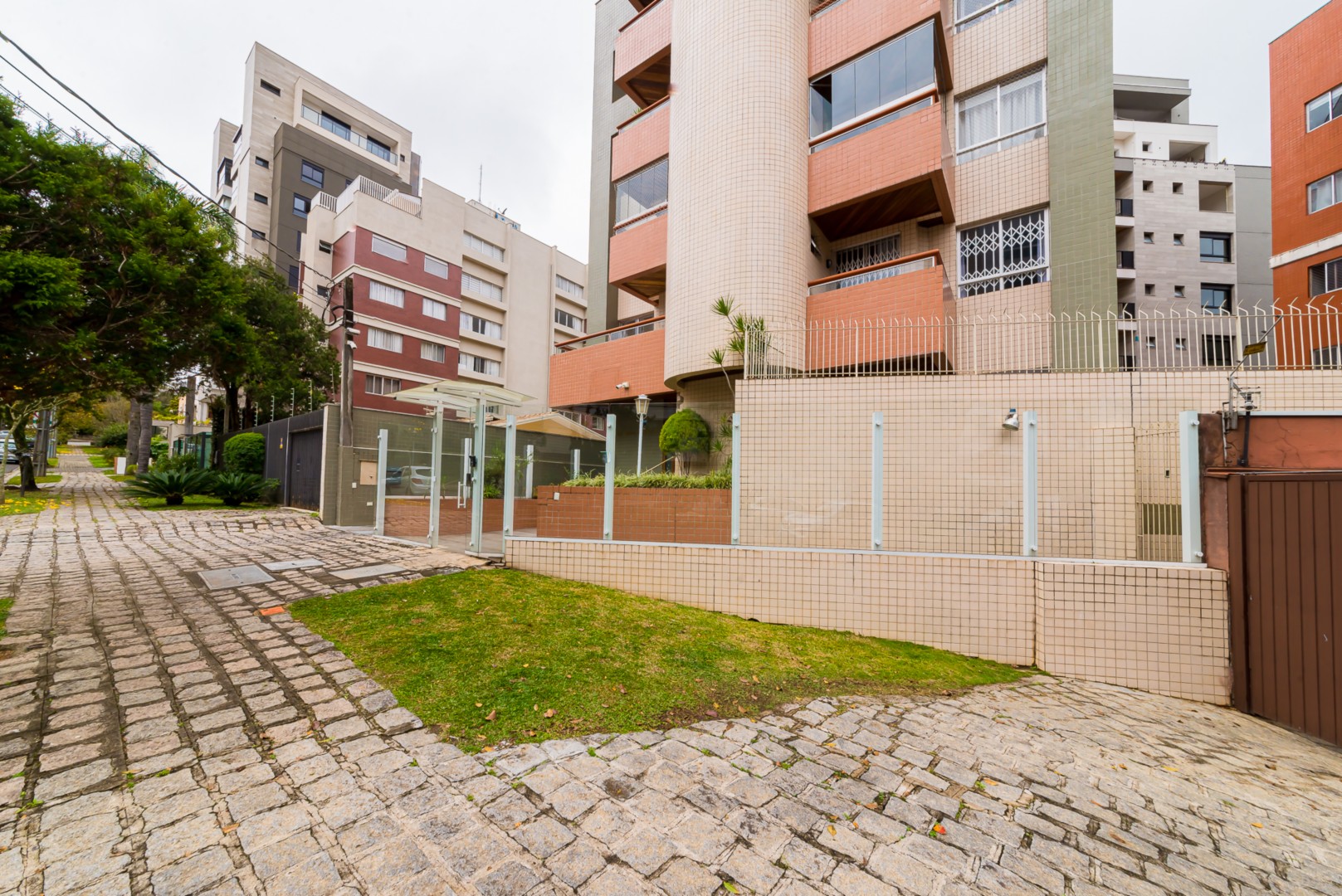Apartamento para locacao no Juveve em Curitiba com 170m² por R$ 3.375,00