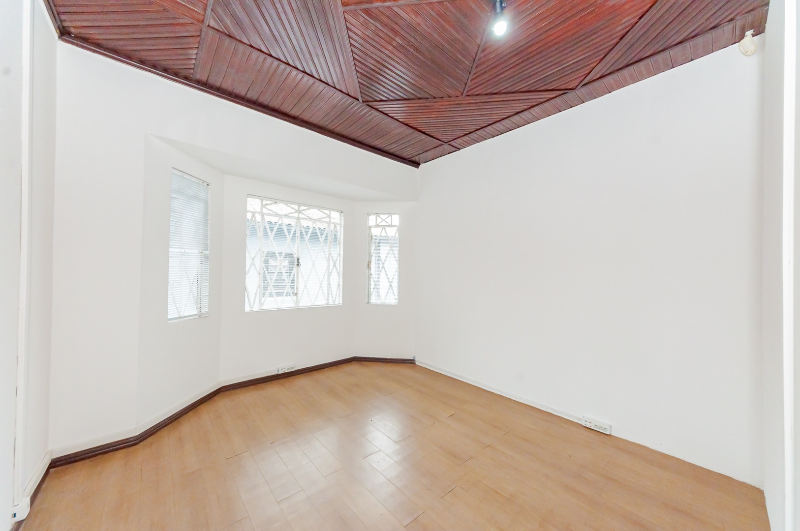 Comercial para alugar em Sao Francisco, Curitiba — Kondor Imóveis: Imobiliária em Curitiba | Uma imobiliária pra você