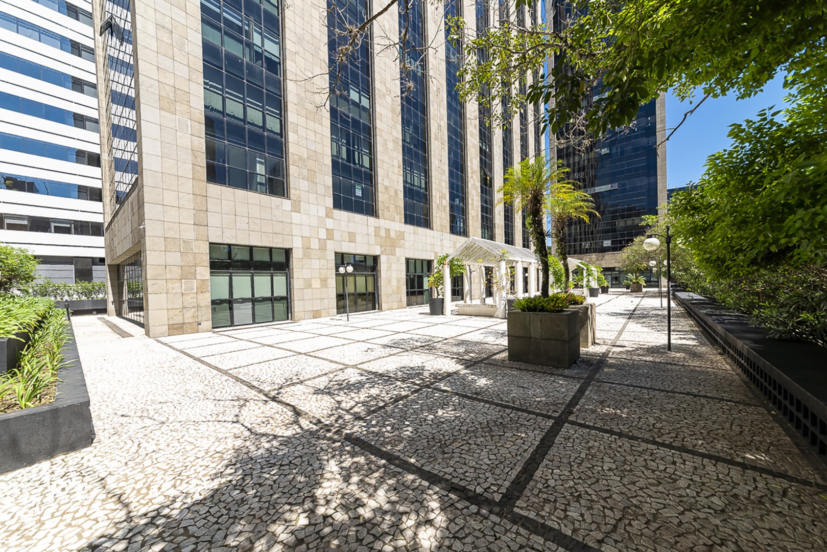 Conjunto Comercial para locacao no Centro Civico em Curitiba com 104m² por R$ 4.375,00