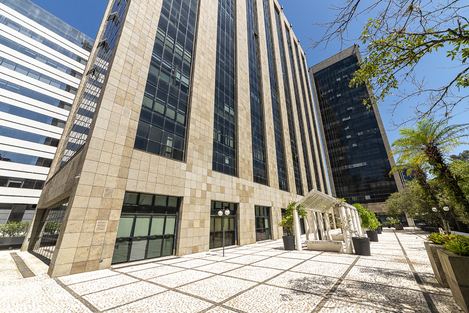 Conjunto Comercial para locacao no Centro Civico em Curitiba com 104m² por R$ 4.375,00