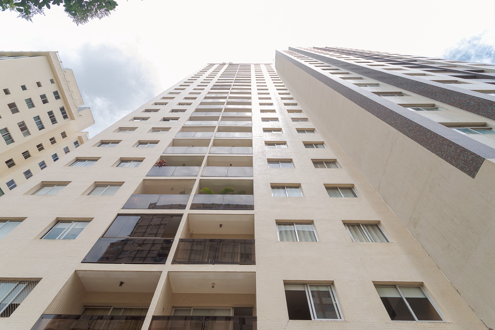Apartamento para locacao no Centro em Curitiba com 144,5m² por R$ 2.500,00
