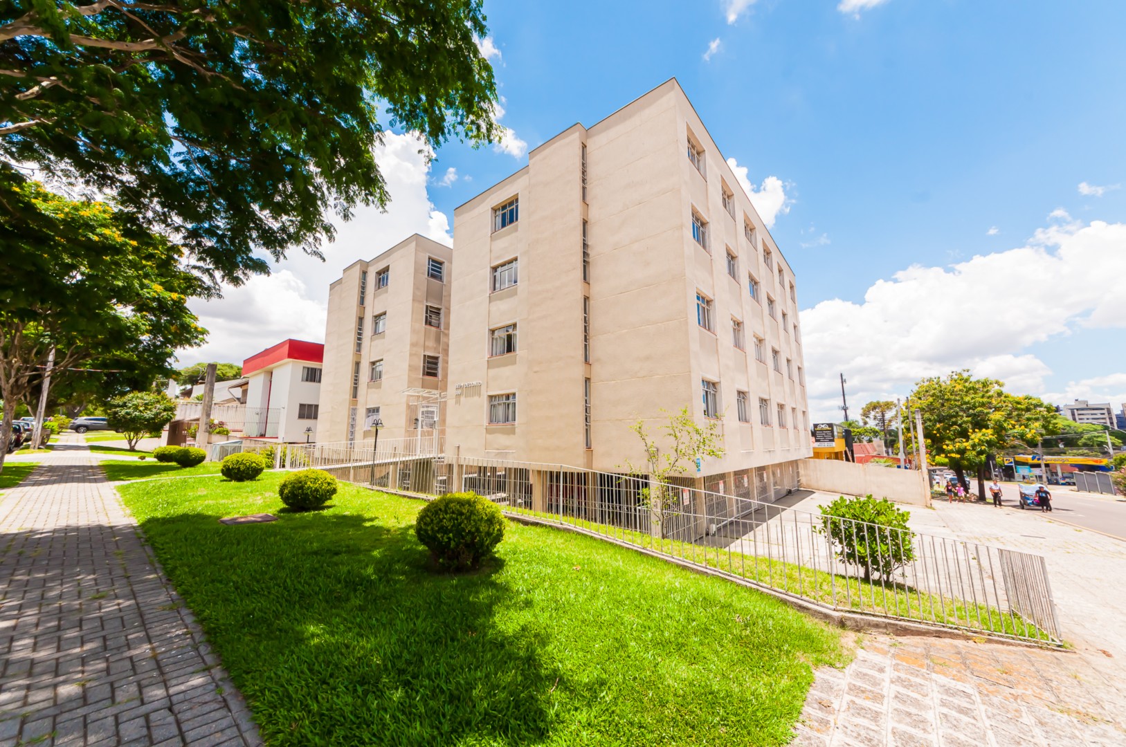 Apartamento para locacao no Agua Verde em Curitiba com 123m² por R$ 2.500,00