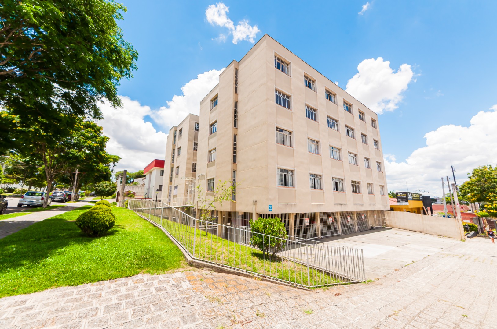 Apartamento para locacao no Agua Verde em Curitiba com 123m² por R$ 2.500,00