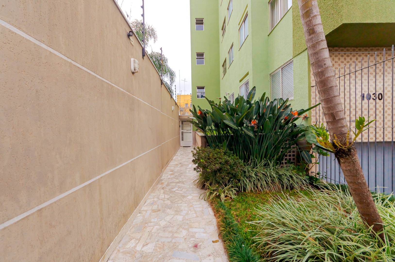 Apartamento para locacao no Agua Verde em Curitiba com 129,7m² por R$ 2.750,00
