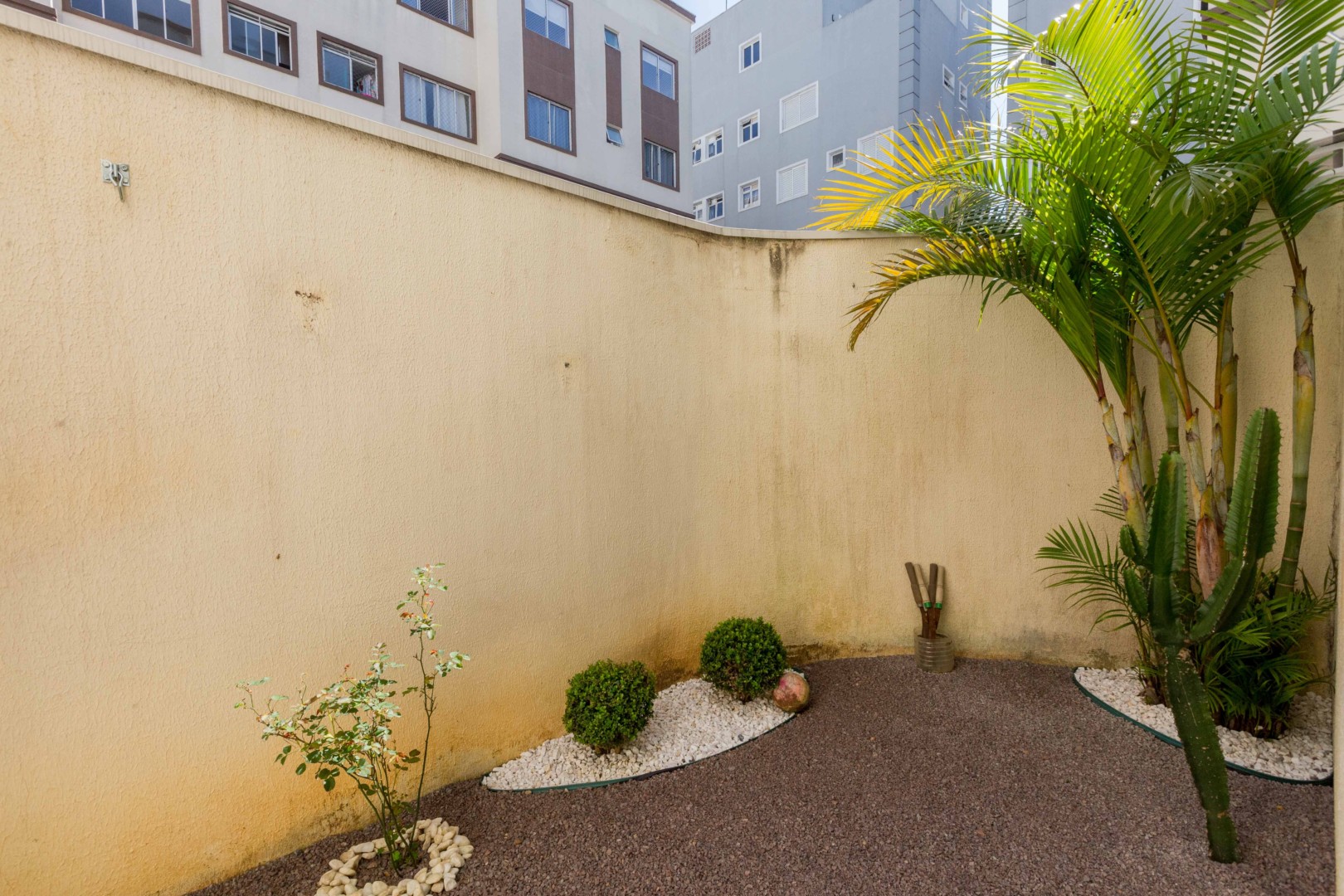 Apartamento para locacao no Uberaba em Curitiba com 65,51m² por R$ 2.125,00