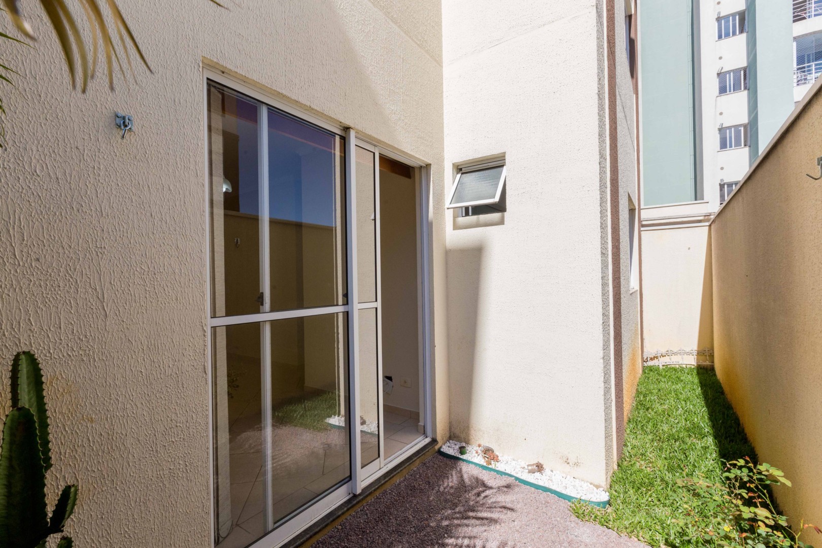 Apartamento para locacao no Uberaba em Curitiba com 65,51m² por R$ 2.125,00