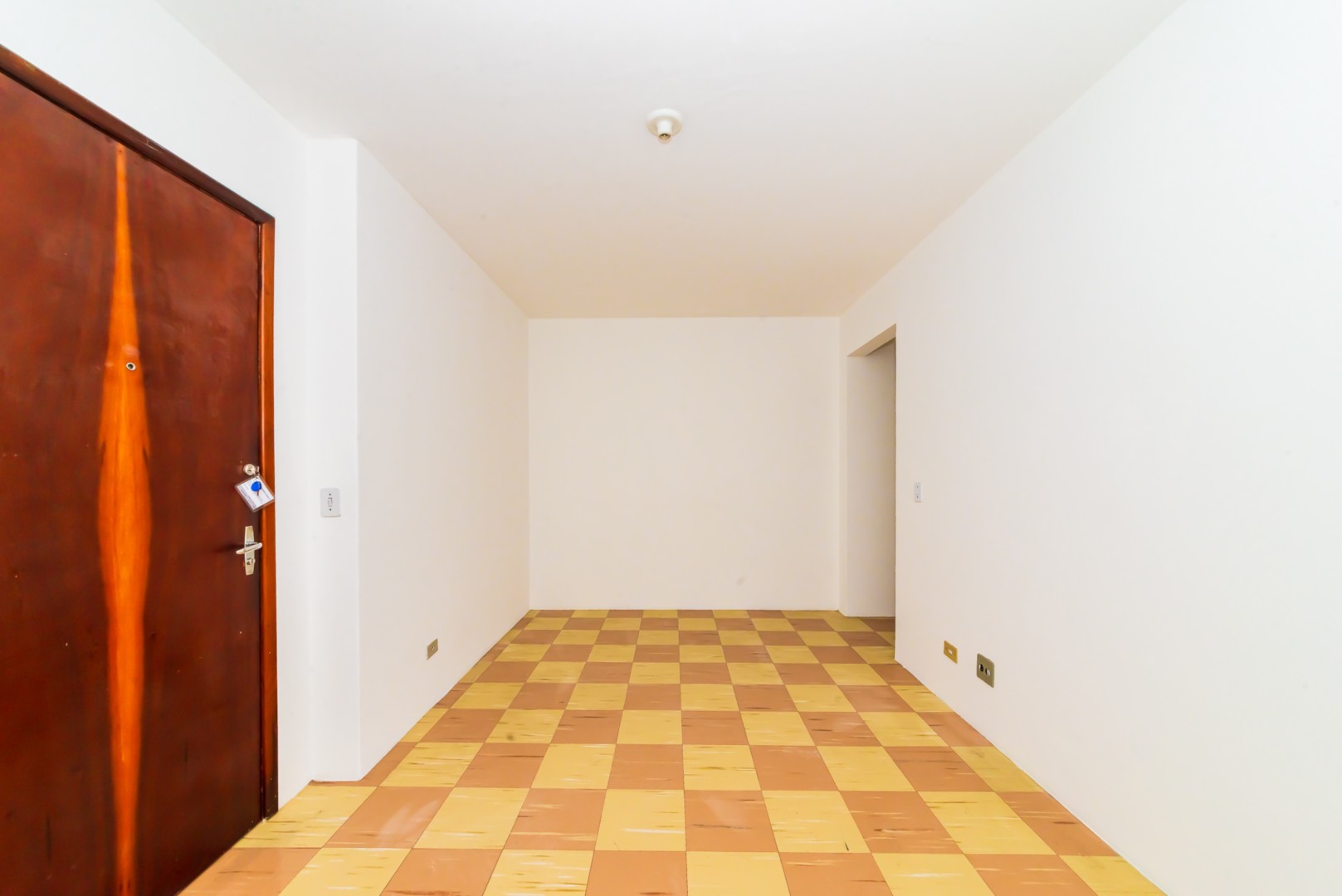 Apartamento para locacao no Centro em Curitiba com 56,5m² por R$ 1.875,00