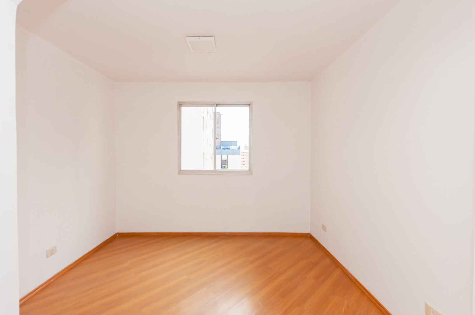 Apartamento para locacao no Batel em Curitiba com 53,9m² por R$ 2.375,00
