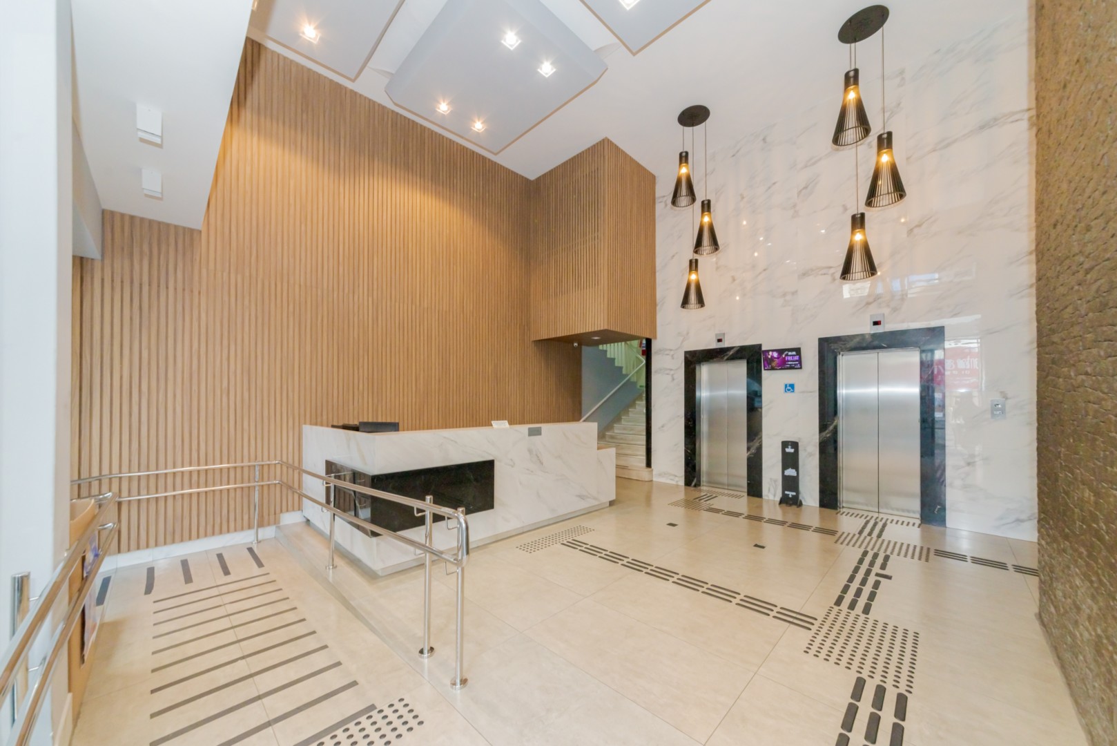 Conjunto Comercial para locacao no Centro em Curitiba com 0m² por R$ 2.000,00