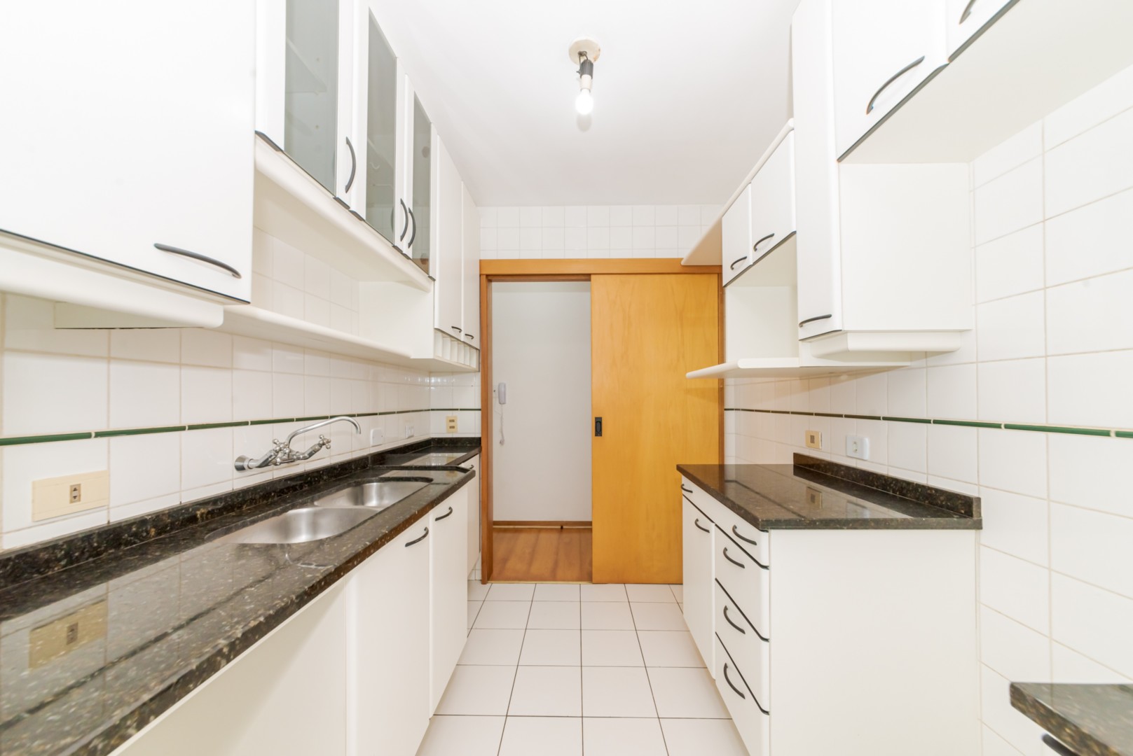 Apartamento para locacao no Cabral em Curitiba com 91m² por R$ 3.750,00
