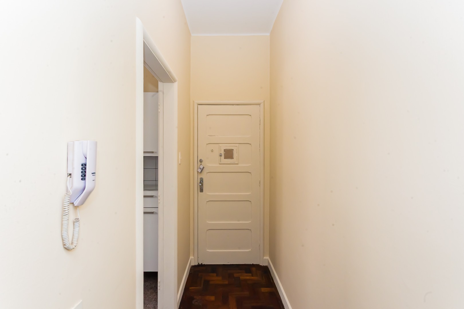 Apartamento para locacao no Centro em Curitiba com 66,1m² por R$ 2.250,00