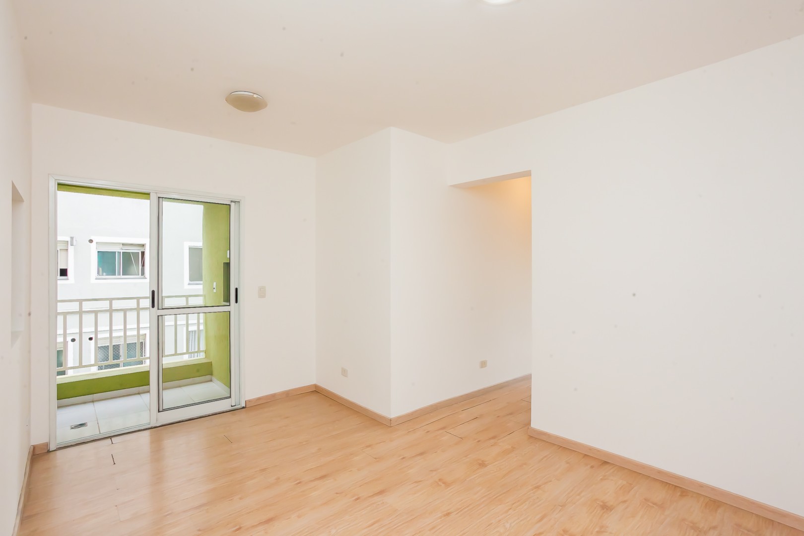 Apartamento para locacao no Santa Candida em Curitiba com 70m² por R$ 2.500,00