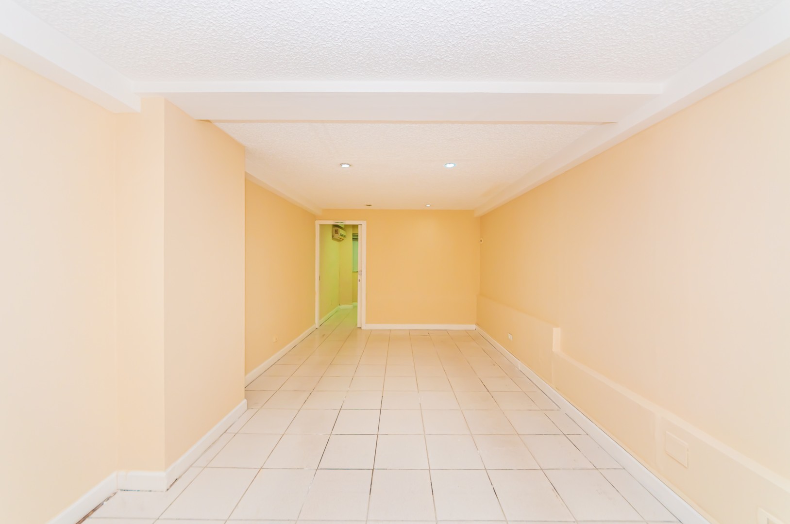 Conjunto Comercial para locacao no Juveve em Curitiba com 48,65m² por R$ 2.375,00