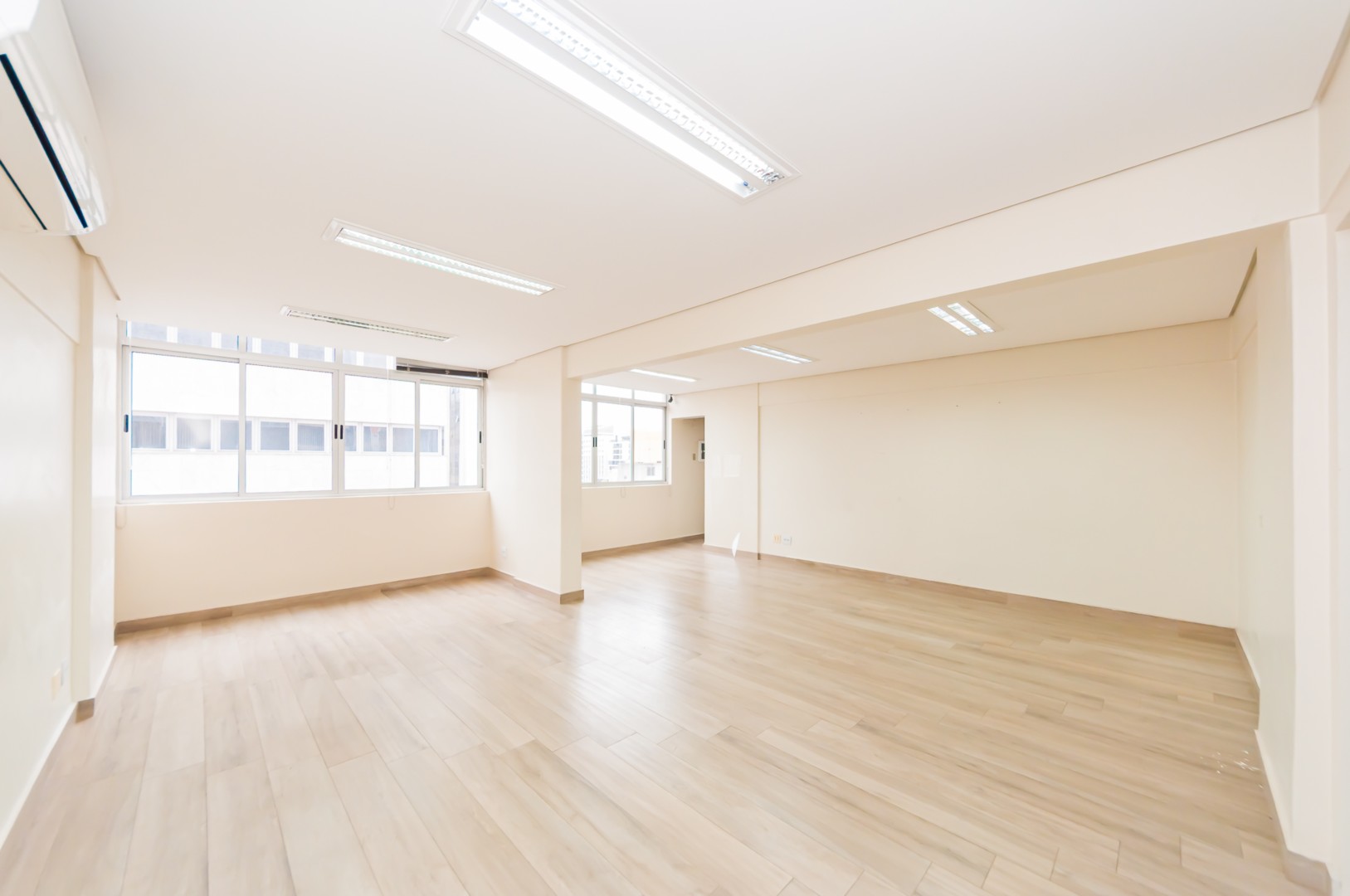Conjunto Comercial para locacao no Centro em Curitiba com 48,5m² por R$ 2.000,00