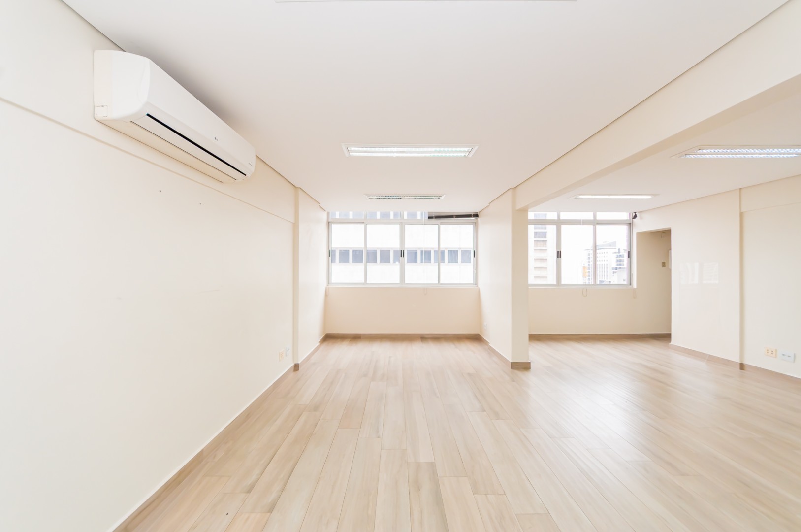 Conjunto Comercial para locacao no Centro em Curitiba com 48,5m² por R$ 2.000,00