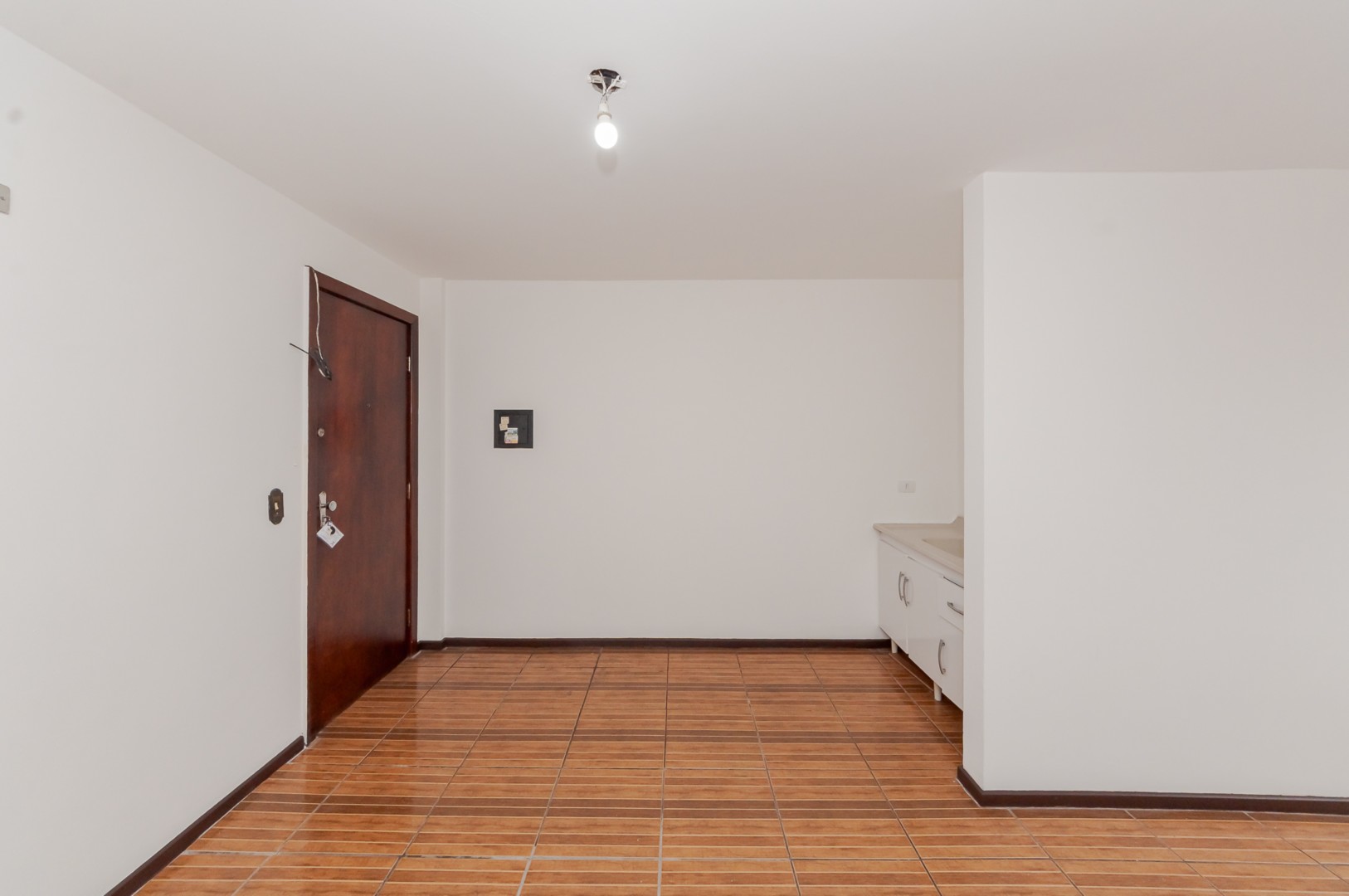 Kitinet para locacao no Centro em Curitiba com 29,3m² por R$ 1.062,50