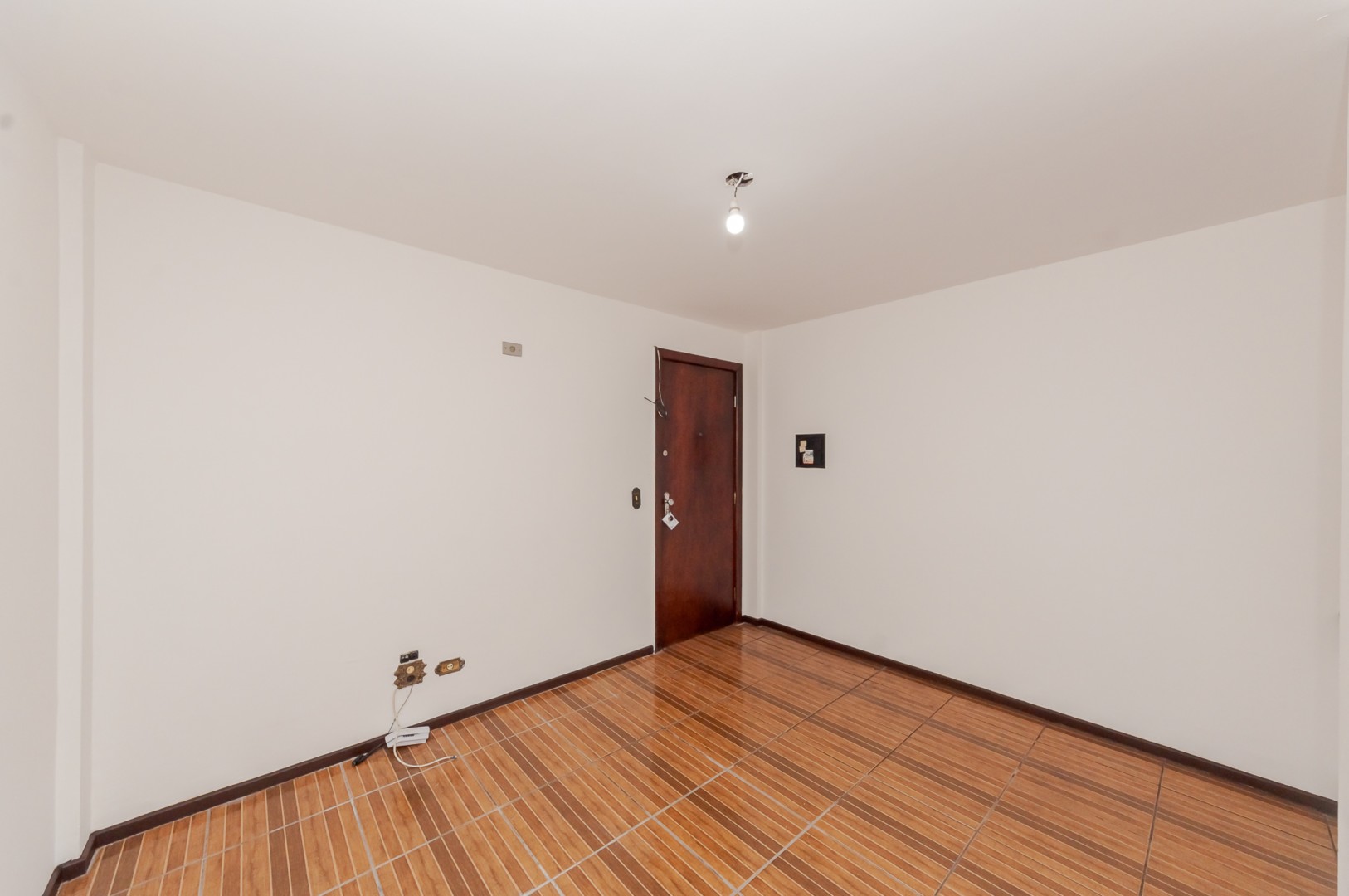 Kitinet para locacao no Centro em Curitiba com 29,3m² por R$ 1.062,50