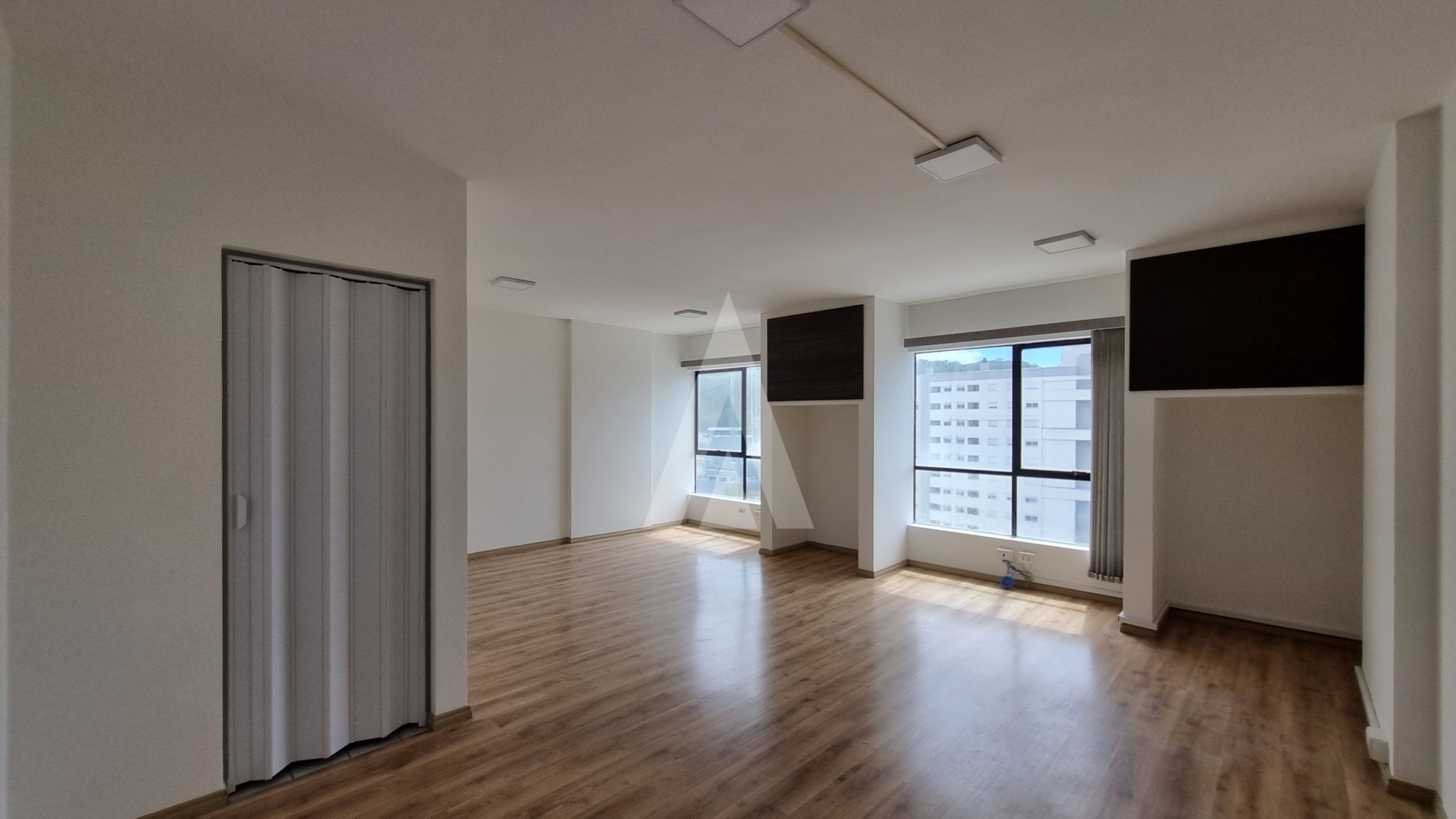 Sala comercial com 1 lavabo e copa no bairro Centro. — foto 2