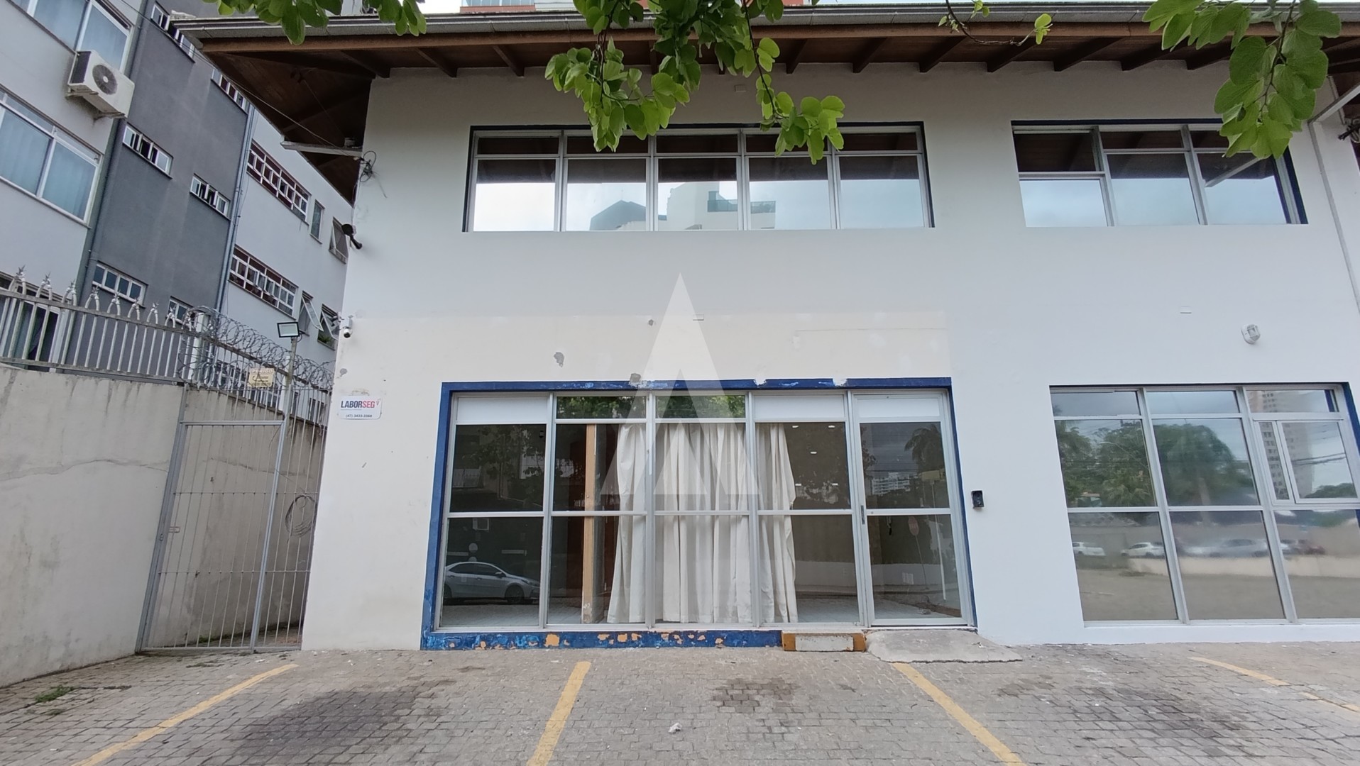 Sala comercial com 6 salas e vagas de garagem no Bairro Anita Garibaldi em Joinville - foto 1