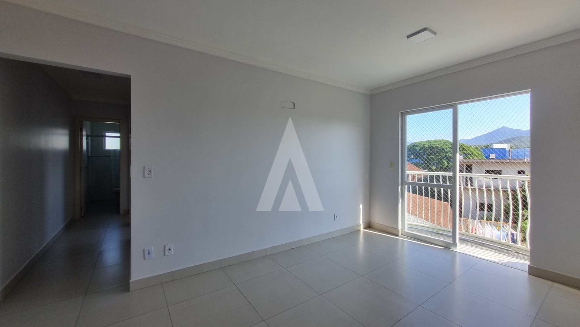 Apartamento com 02 quartos sendo 01 com sacada no bairro Pirabeiraba. — foto 2