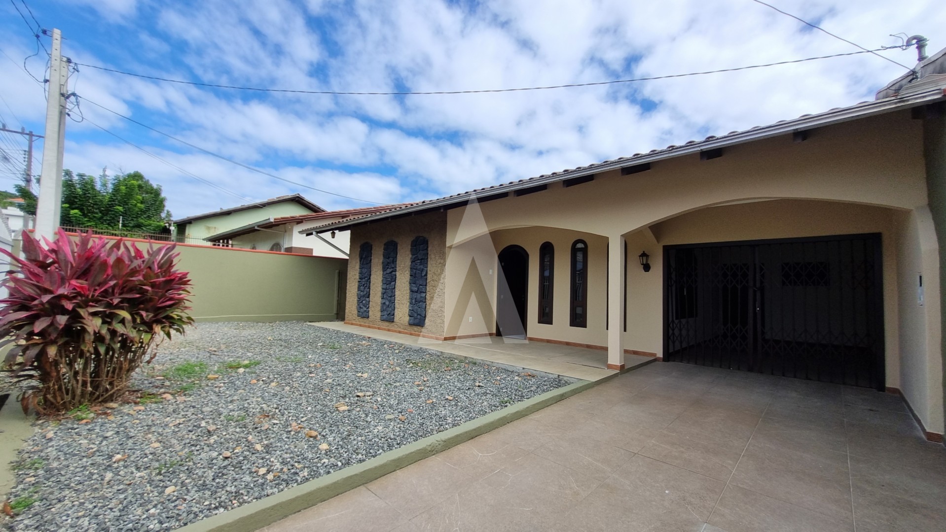 Casa com 3 quartos, quintal e área de festas no Itaum. - foto 1