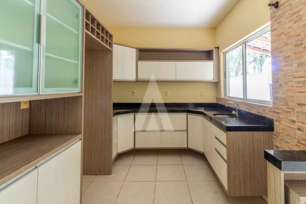 Casa residencial em condomínio fechado, com 4 quartos, sendo 02 suíte no bairro Pirabeiraba. - foto 1