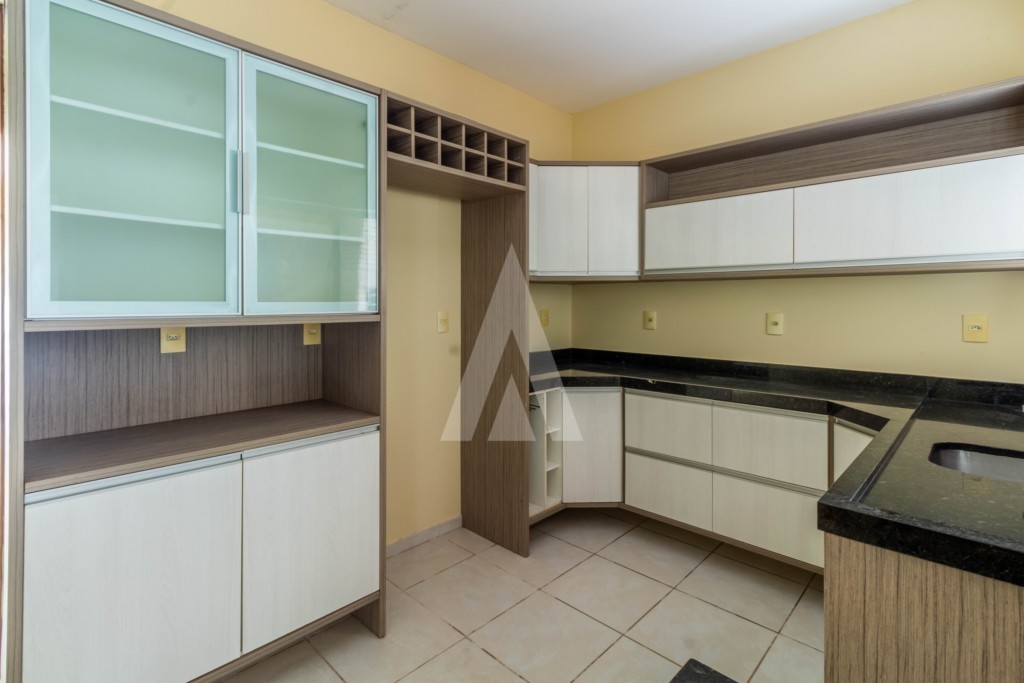 Casa residencial em condomínio fechado, com 4 quartos, sendo 02 suíte no bairro Pirabeiraba. — foto 4