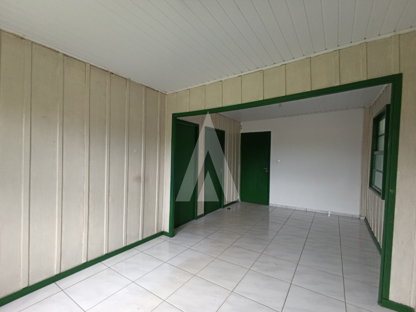 Casa localizada no bairro Iririú, composta por 3 quartos e 1 vaga de garagem coberta. — foto 2
