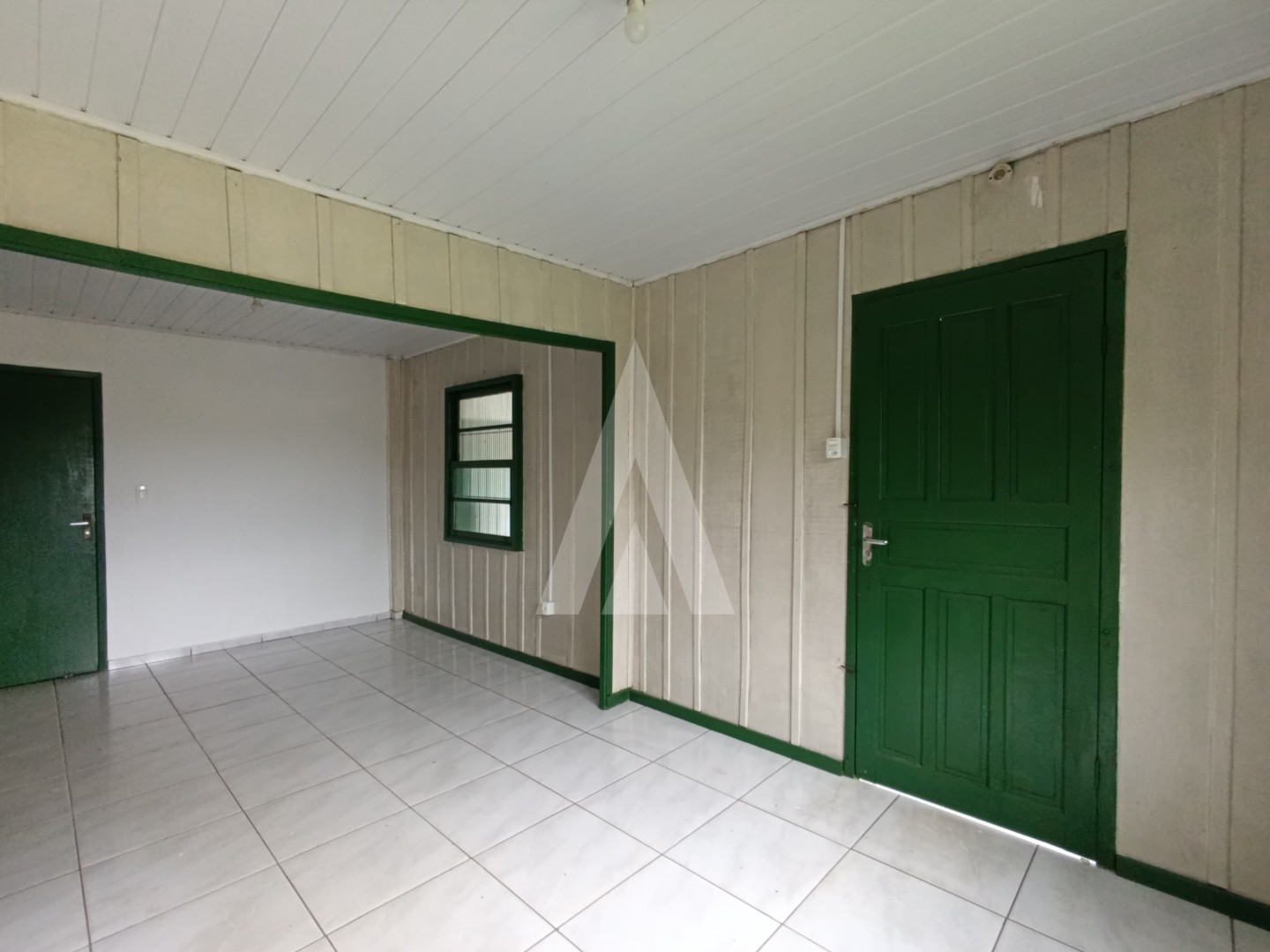 Casa localizada no bairro Iririú, composta por 3 quartos e 1 vaga de garagem coberta. — foto 3