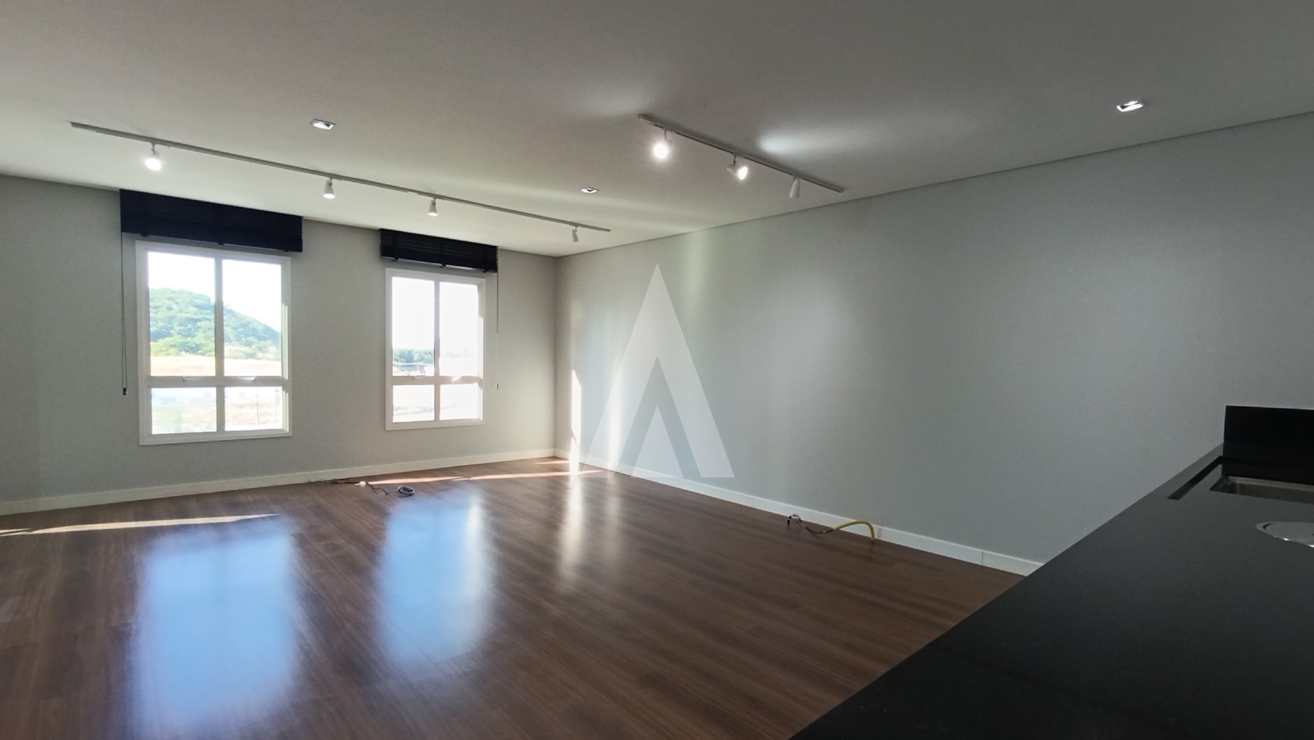 Sala comercial localizada no bairro Bom Retiro, com 2 lavabos e vaga de garagem rotativa. — foto 2