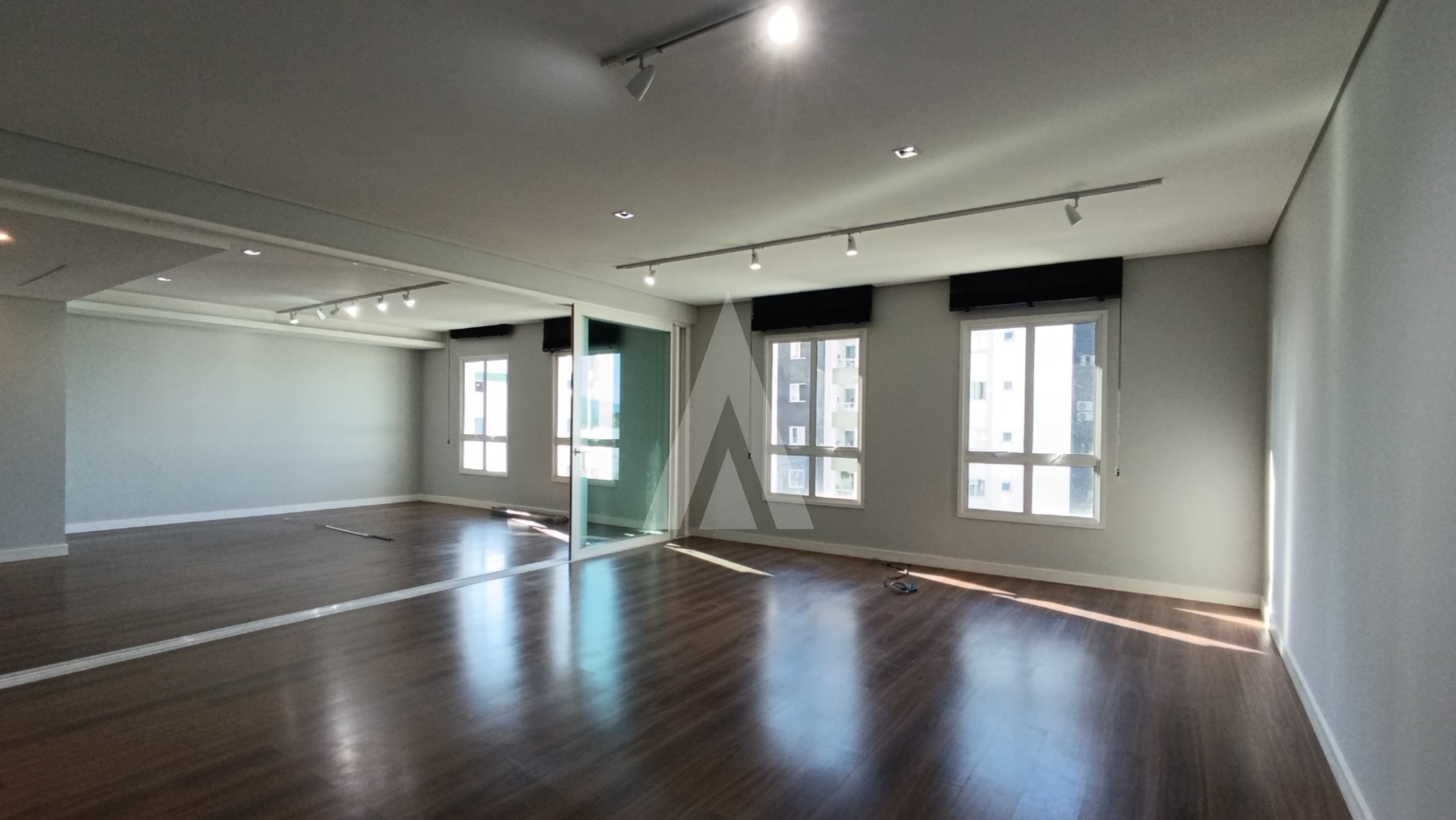 Sala comercial localizada no bairro Bom Retiro, com 2 lavabos e vaga de garagem rotativa. — foto 3