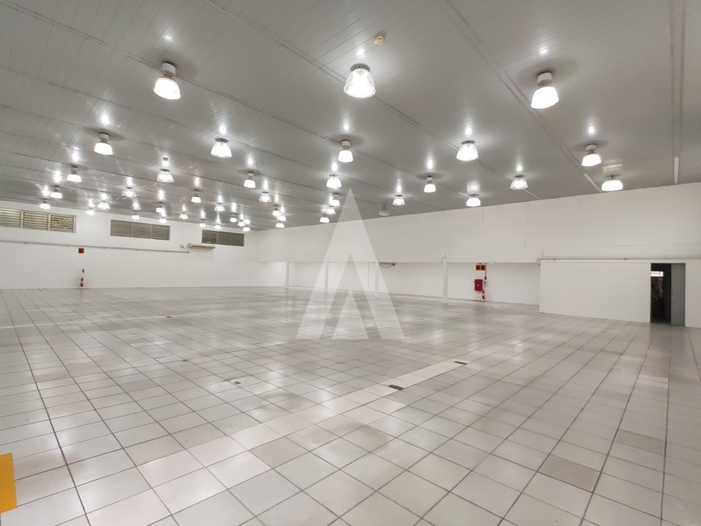 Imóvel comercial de esquina com Pé direito de 5,29m e capacidade para aproximadamente 27 vagas. — foto 2