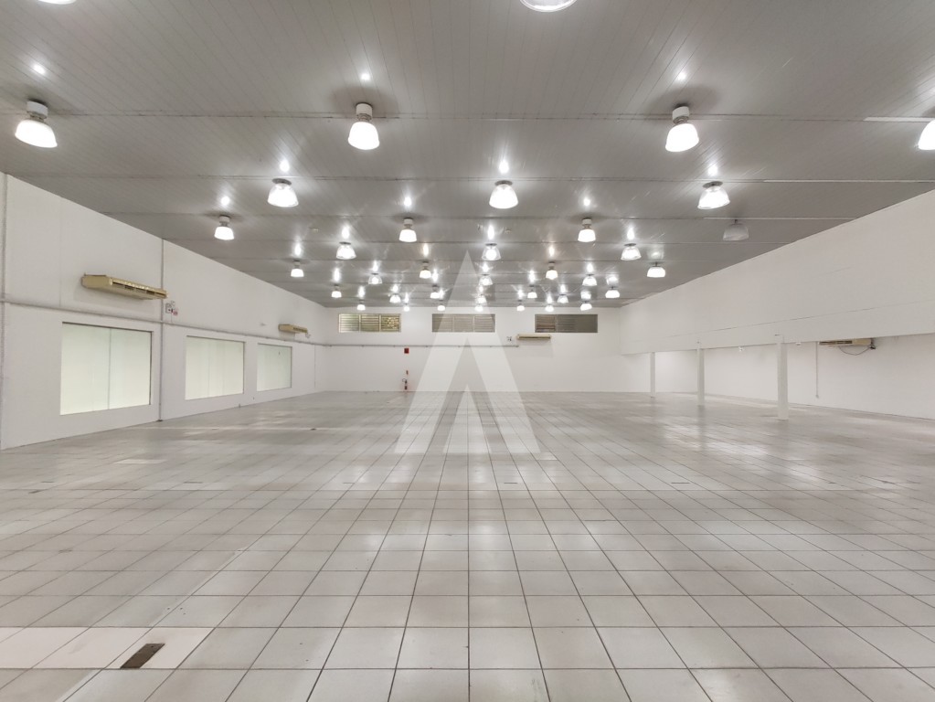 Imóvel comercial de esquina com Pé direito de 5,29m e capacidade para aproximadamente 27 vagas. — foto 3