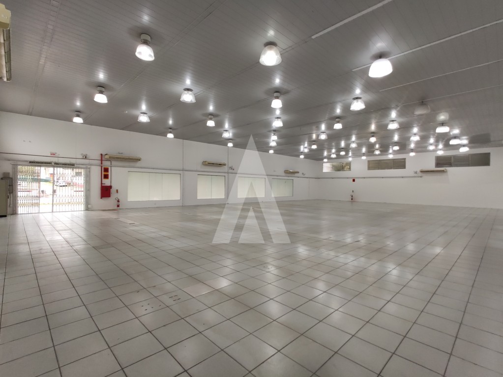 Imóvel comercial de esquina com Pé direito de 5,29m e capacidade para aproximadamente 27 vagas. — foto 4