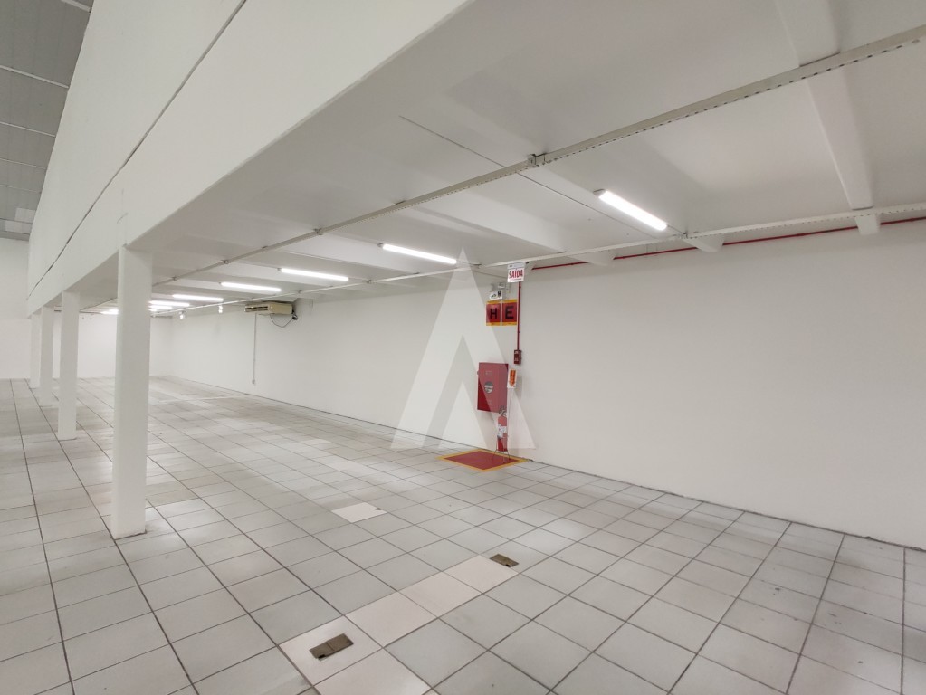 Imóvel comercial de esquina com Pé direito de 5,29m e capacidade para aproximadamente 27 vagas. — foto 6
