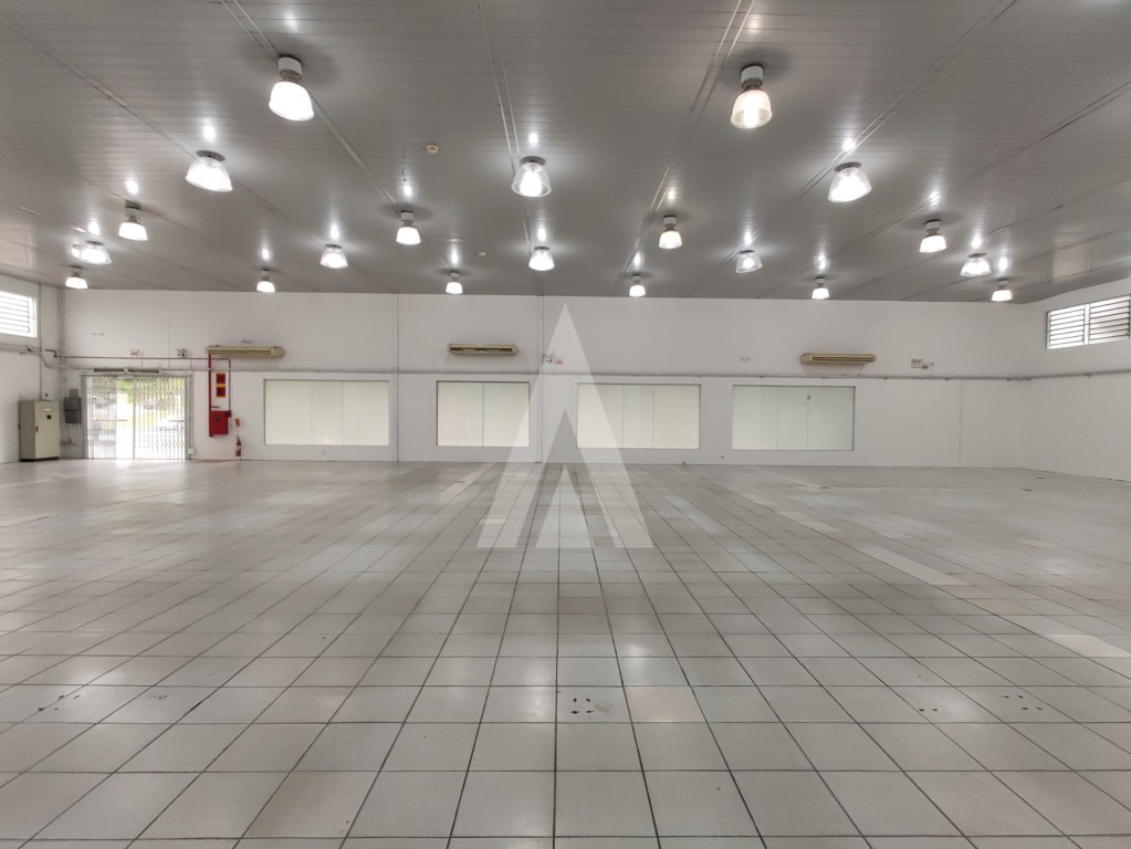 Imóvel comercial de esquina com Pé direito de 5,29m e capacidade para aproximadamente 27 vagas. — foto 5