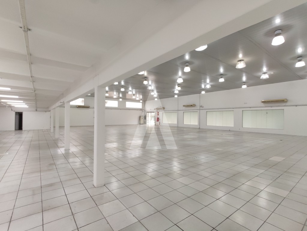 Imóvel comercial de esquina com Pé direito de 5,29m e capacidade para aproximadamente 27 vagas. — foto 7