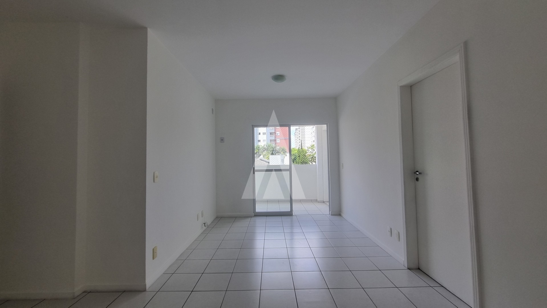 Apartamento com 3 quartos, sendo 1 suíte, sacada com churrasqueira elevador e 2 vagas de garagem no Bairro Atiradores. — foto 5