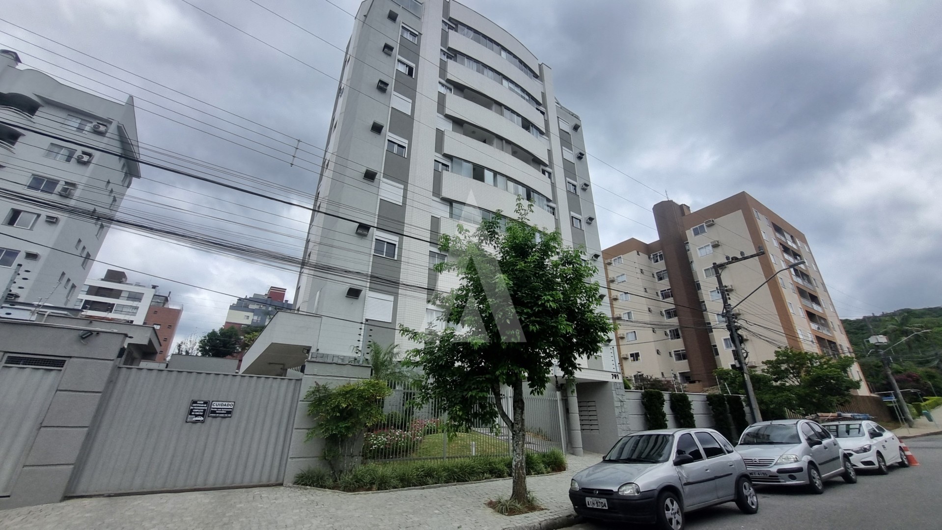 Apartamento com 3 quartos, sendo 1 suíte, sacada com churrasqueira elevador e 2 vagas de garagem no Bairro Atiradores. - foto 1