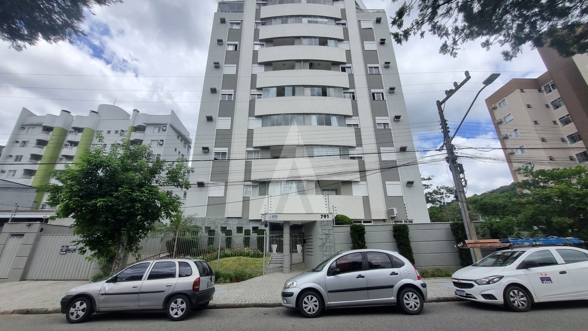 Apartamento com 3 quartos, sendo 1 suíte, sacada com churrasqueira elevador e 2 vagas de garagem no Bairro Atiradores. — foto 2