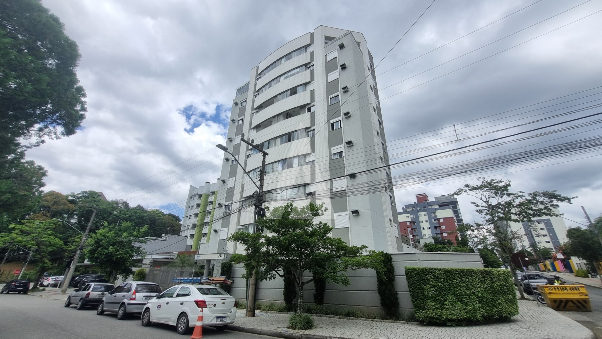 Apartamento com 3 quartos, sendo 1 suíte, sacada com churrasqueira elevador e 2 vagas de garagem no Bairro Atiradores. — foto 3