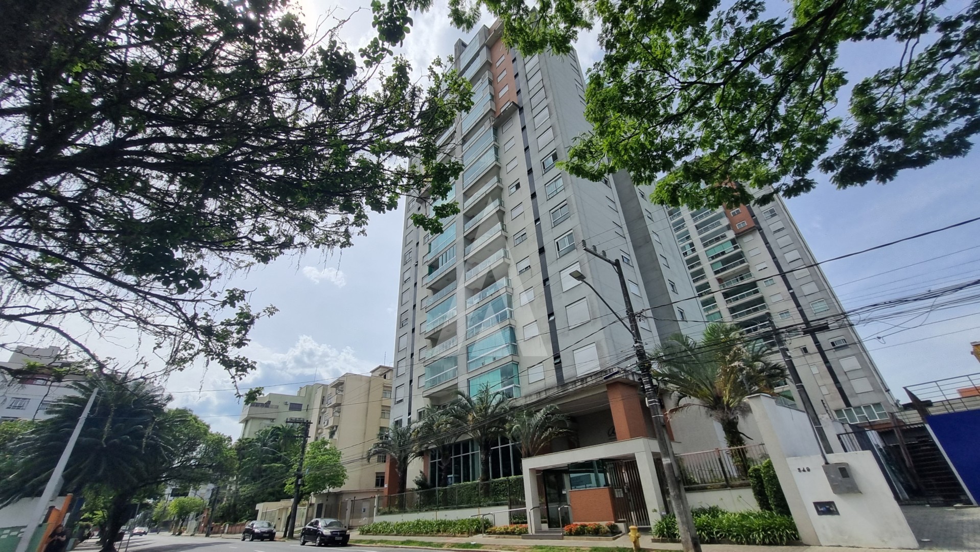 Apartamento semi mobiliado com 3 quartos sendo 1 suíte, sacada com churrasqueira no bairro Centro. - foto 1