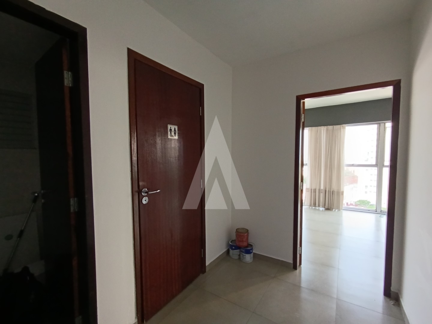 Sala comercial localizada no centro da cidade, composta por 1 banheiro e 1 cozinha — foto 3